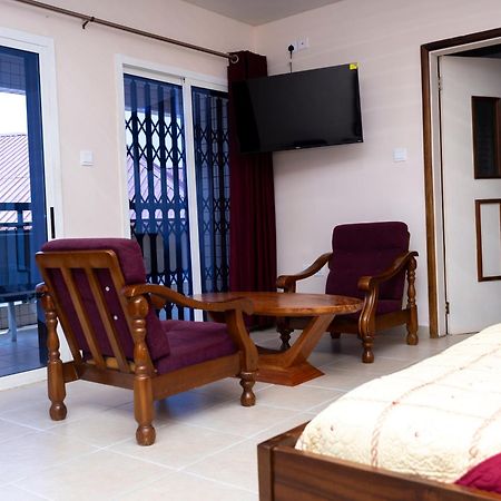 Hotel Barmoi Freetown Buitenkant foto
