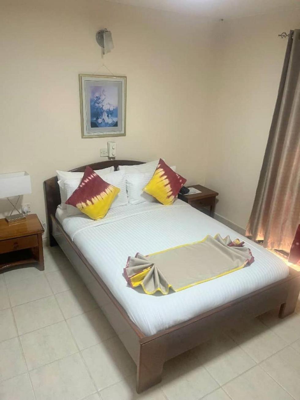 Hotel Barmoi Freetown Buitenkant foto