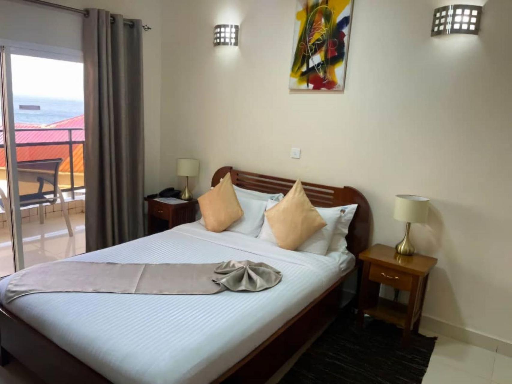 Hotel Barmoi Freetown Buitenkant foto