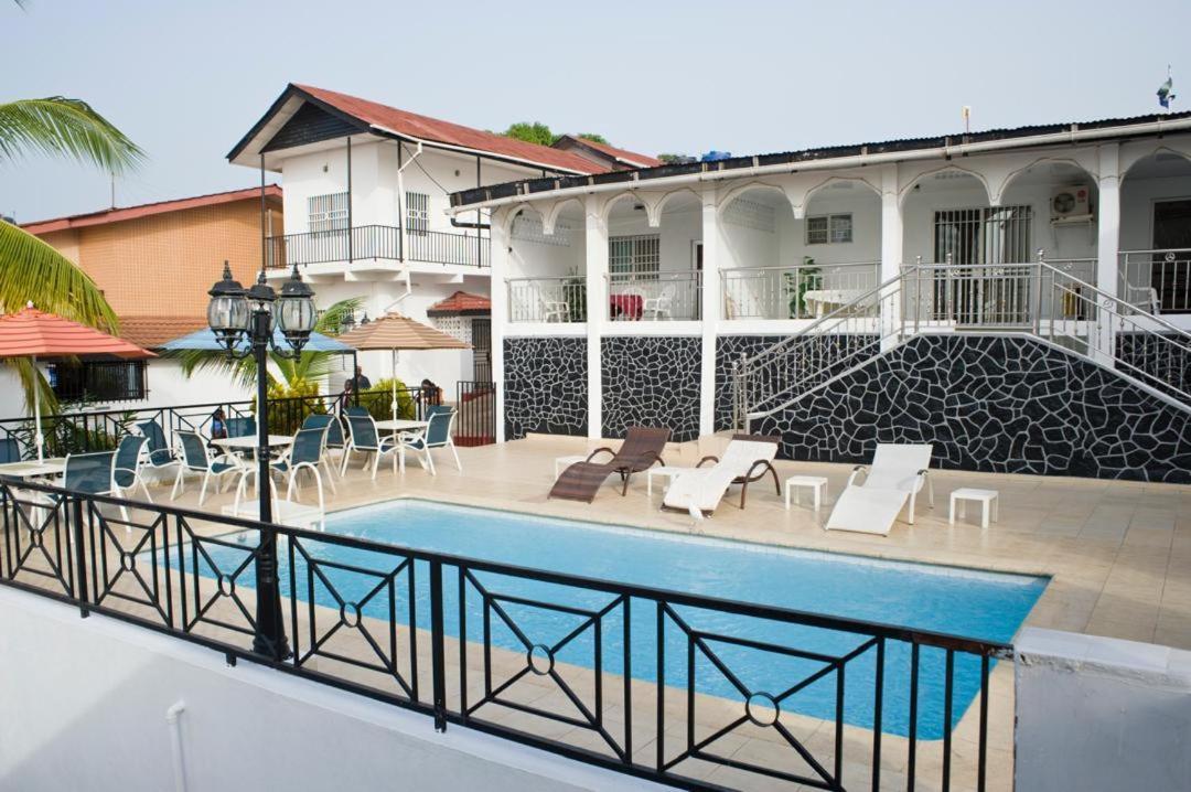 Hotel Barmoi Freetown Buitenkant foto