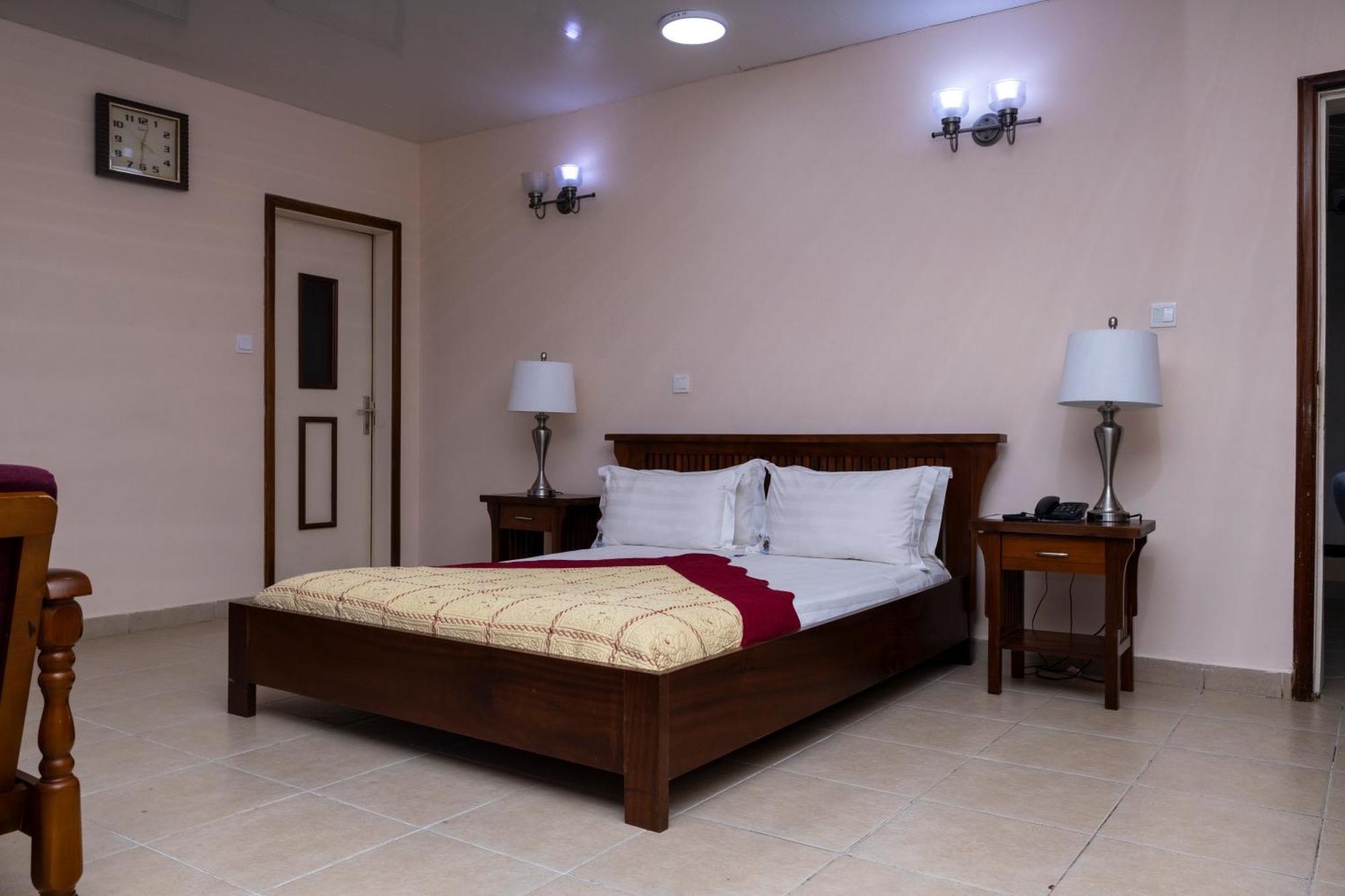 Hotel Barmoi Freetown Buitenkant foto