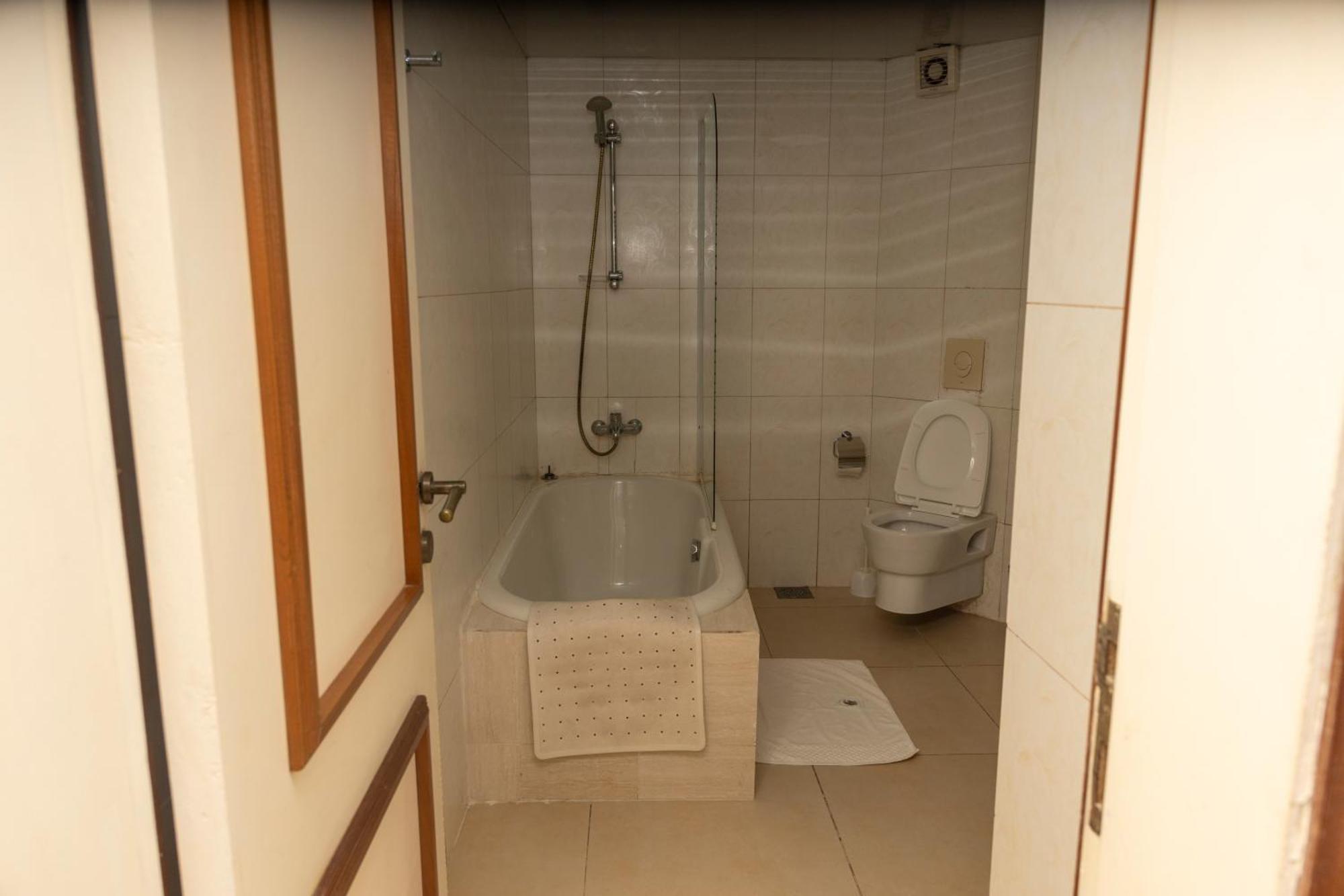 Hotel Barmoi Freetown Buitenkant foto