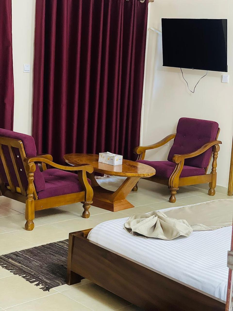 Hotel Barmoi Freetown Buitenkant foto