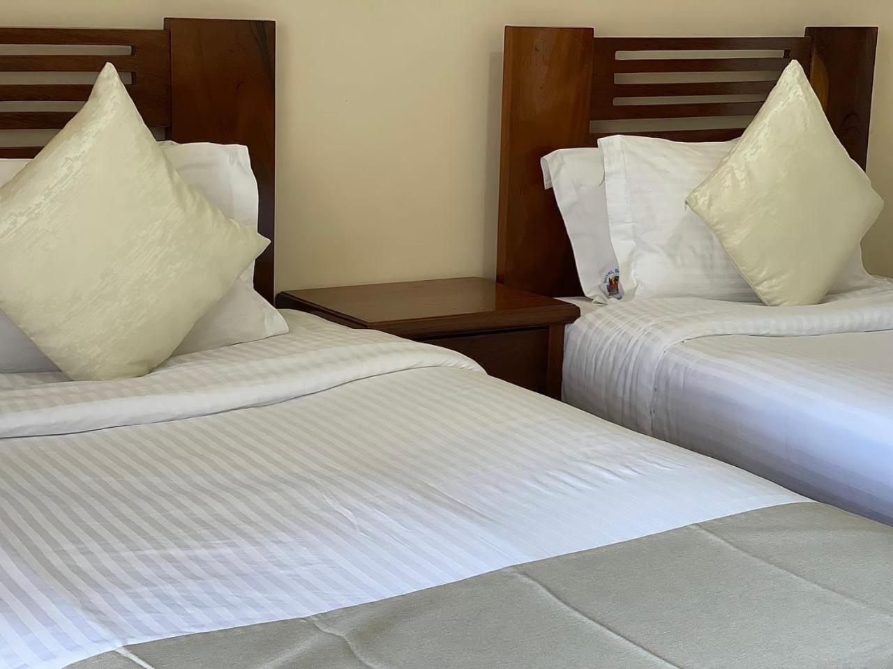 Hotel Barmoi Freetown Buitenkant foto