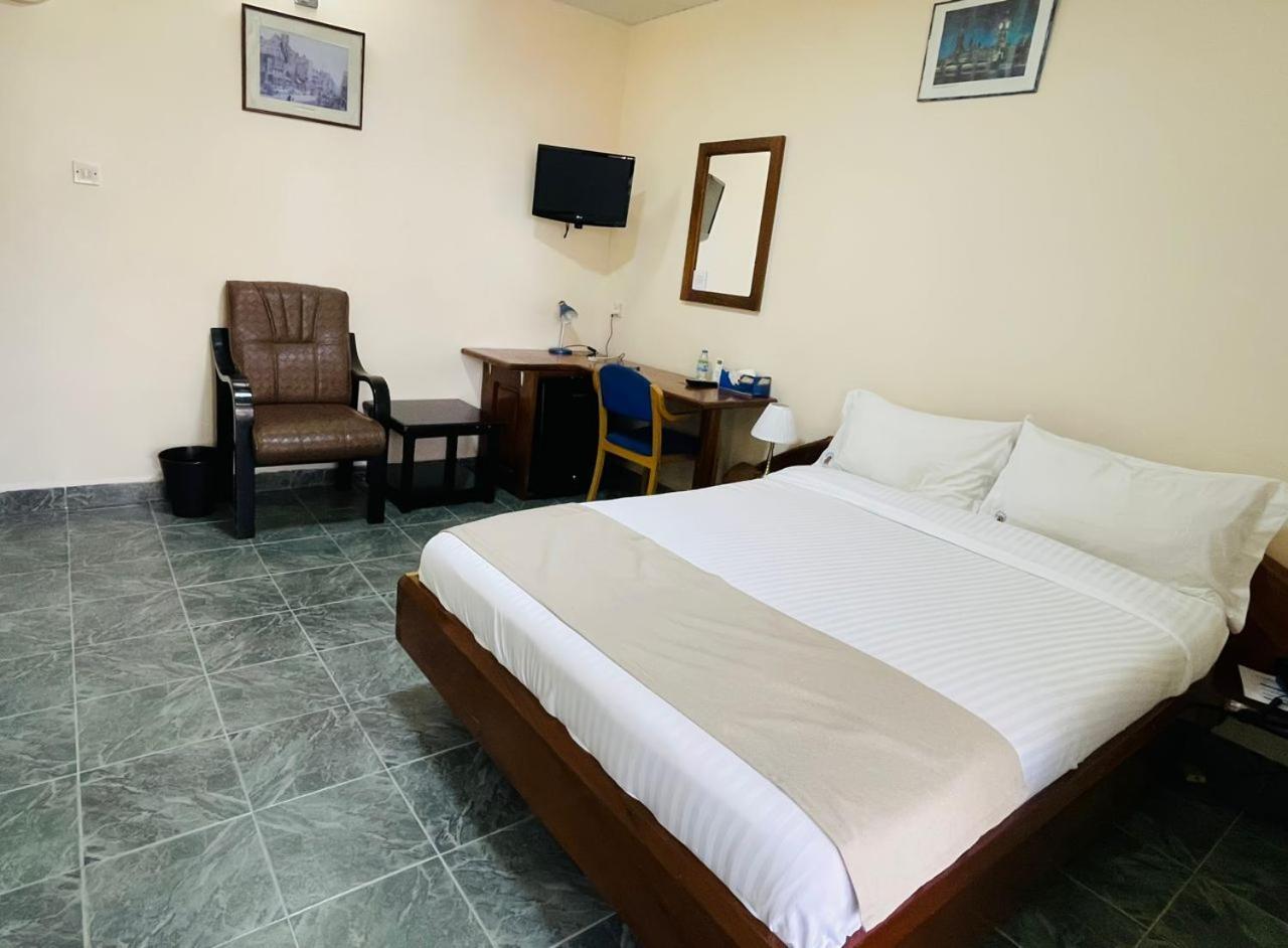 Hotel Barmoi Freetown Buitenkant foto
