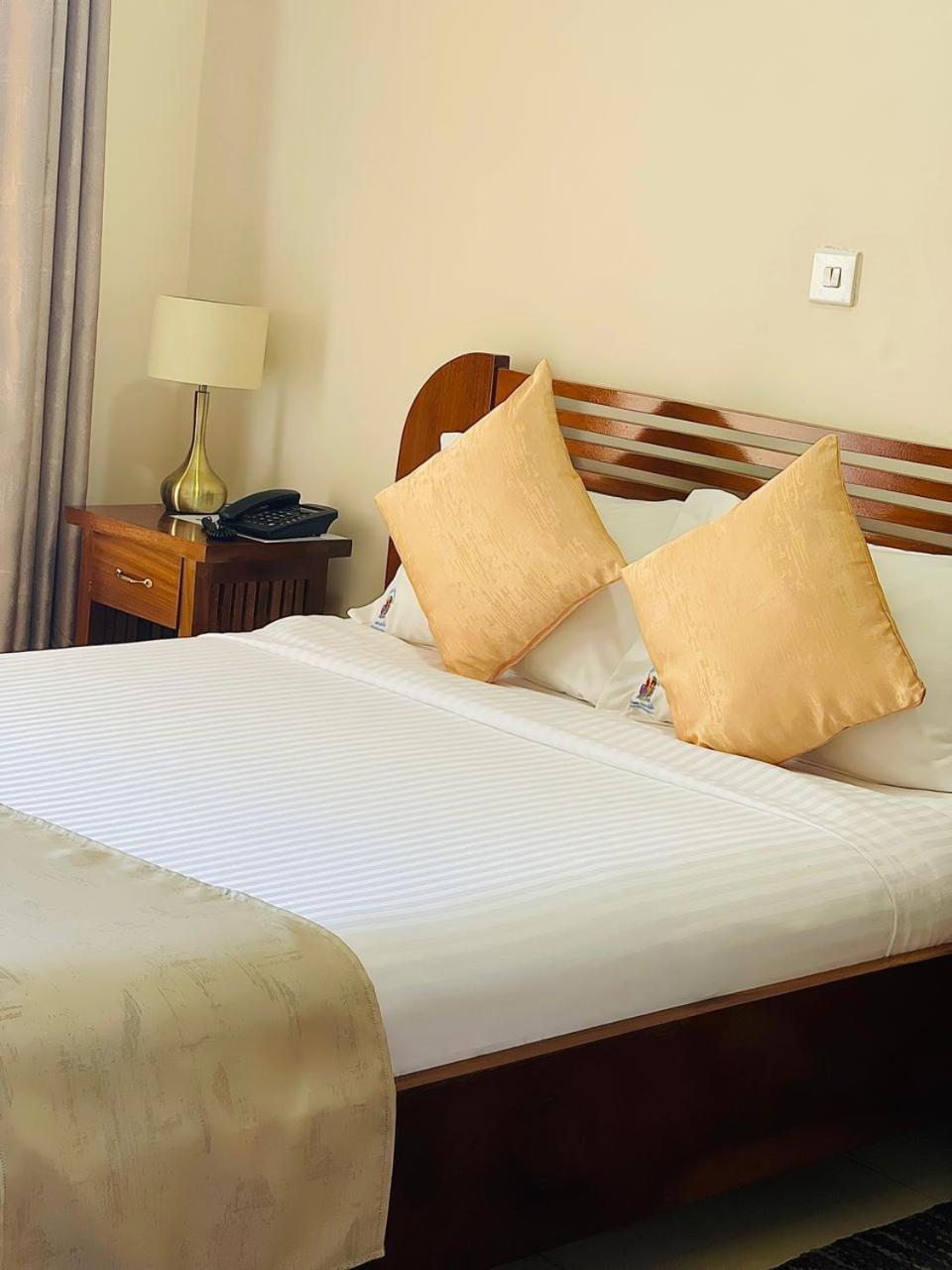 Hotel Barmoi Freetown Buitenkant foto