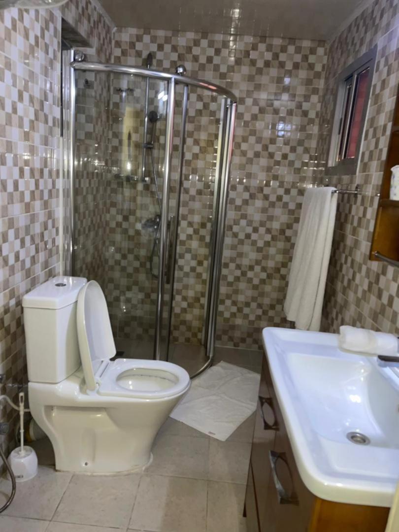 Hotel Barmoi Freetown Buitenkant foto
