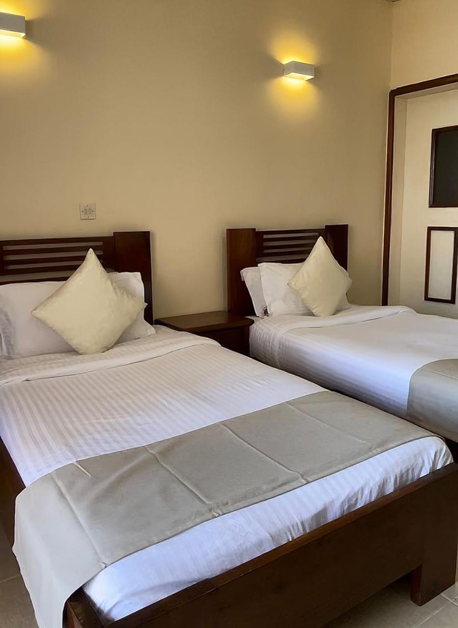 Hotel Barmoi Freetown Buitenkant foto