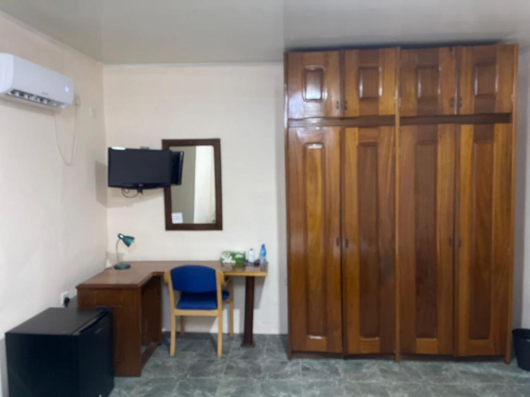 Hotel Barmoi Freetown Buitenkant foto