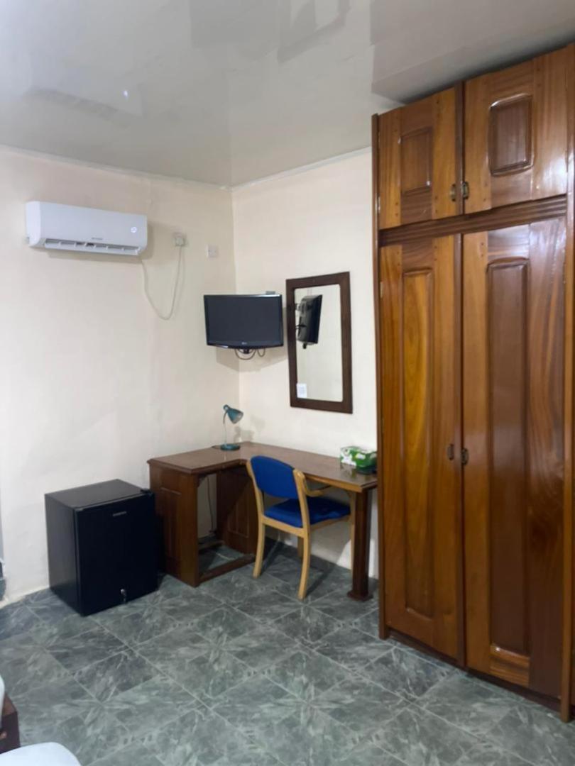 Hotel Barmoi Freetown Buitenkant foto