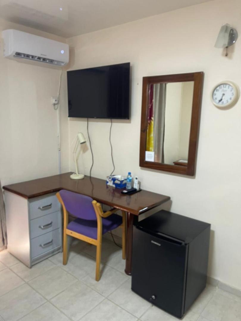 Hotel Barmoi Freetown Buitenkant foto