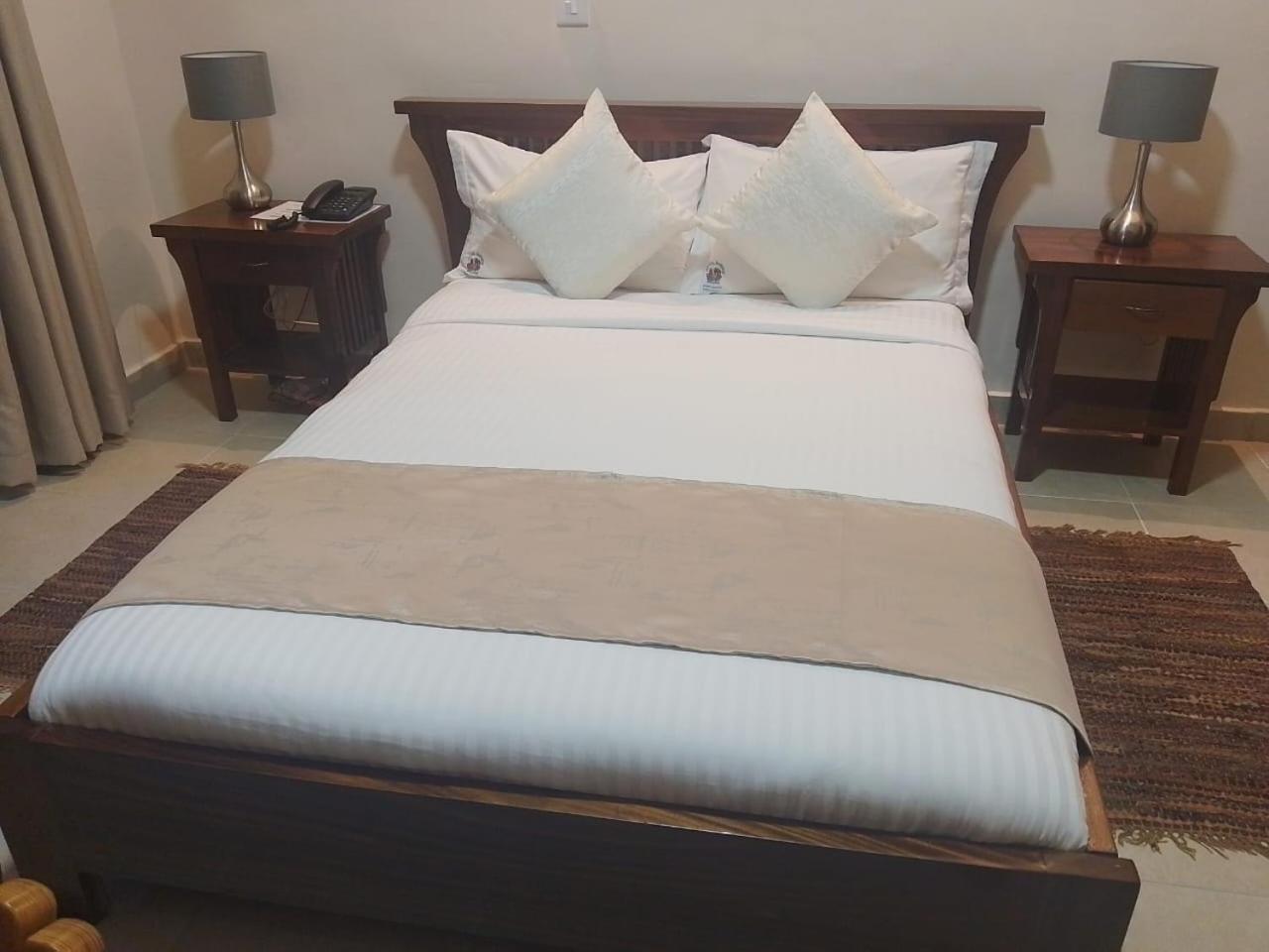 Hotel Barmoi Freetown Buitenkant foto