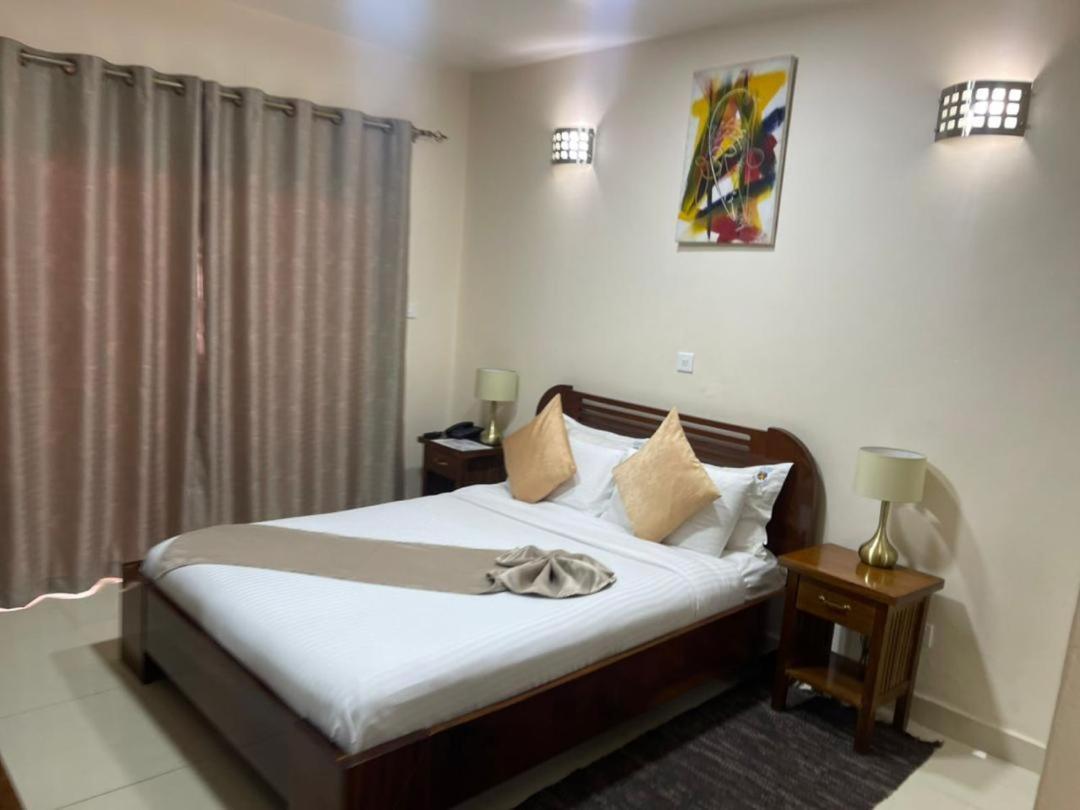 Hotel Barmoi Freetown Buitenkant foto